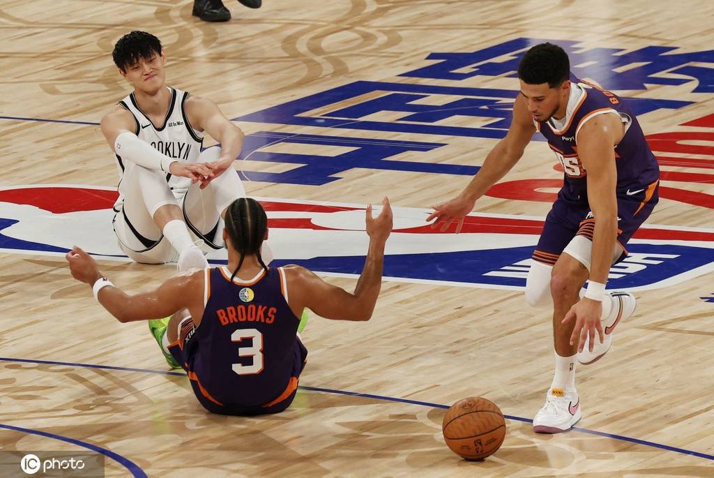 亮点！曾凡博让布克感受CBA强度 领防+掀翻狄龙